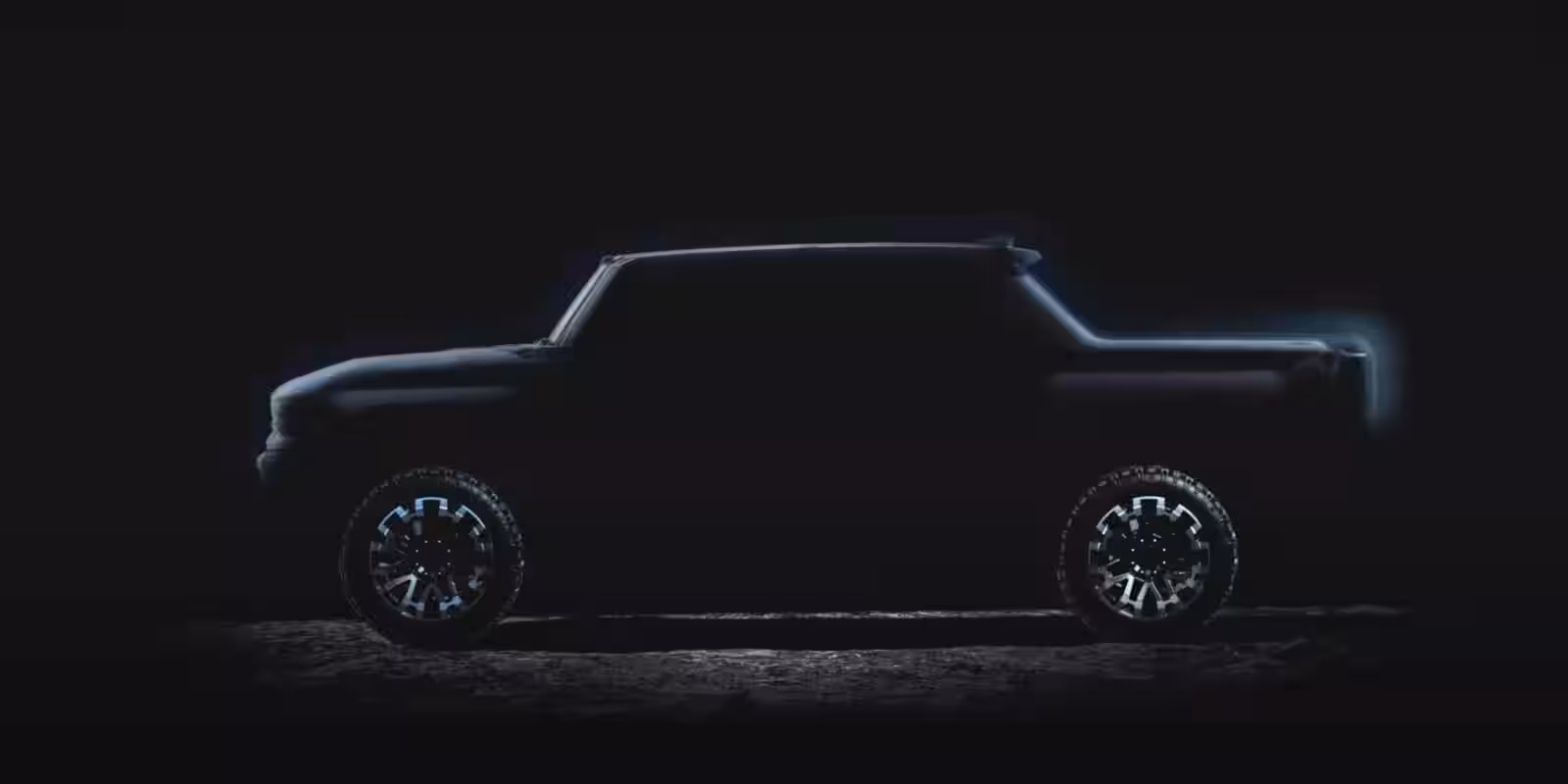 Электрический GMC Hummer EV в боковом виде в темноте