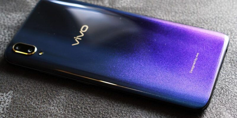 Смартфон меняющий цвет на задней панели оказался разработкой Vivo (7de6c060 b03b 43a6 9f86 862db173f3f8)
