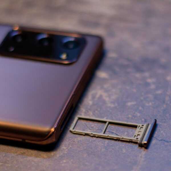 Сдвоенный (но не строенный) слот для SIM-карты и microSD в Samsung Galaxy Note20