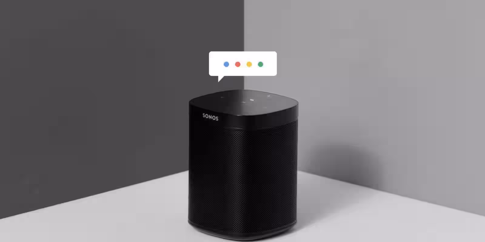 Колонка Sonos на белом и сером фоне