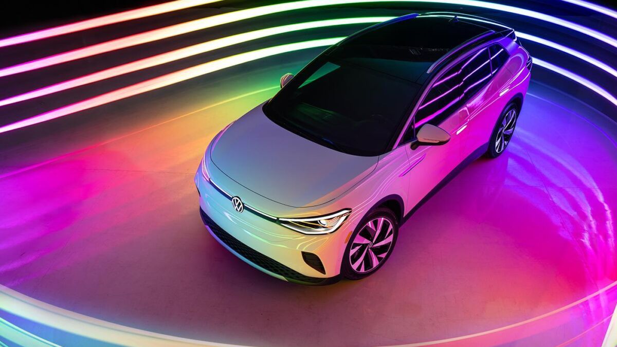 Электрокроссовер Volkswagen с яркой подсветкой и дневными огнями с передней стороны