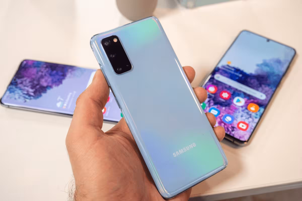 Samsung Galaxy S20 hands on camera large