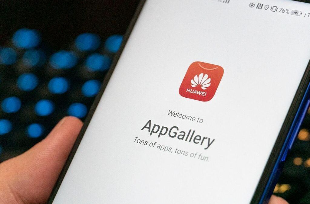 Смартфон Huawei с открытым приложением AppGallery на экране