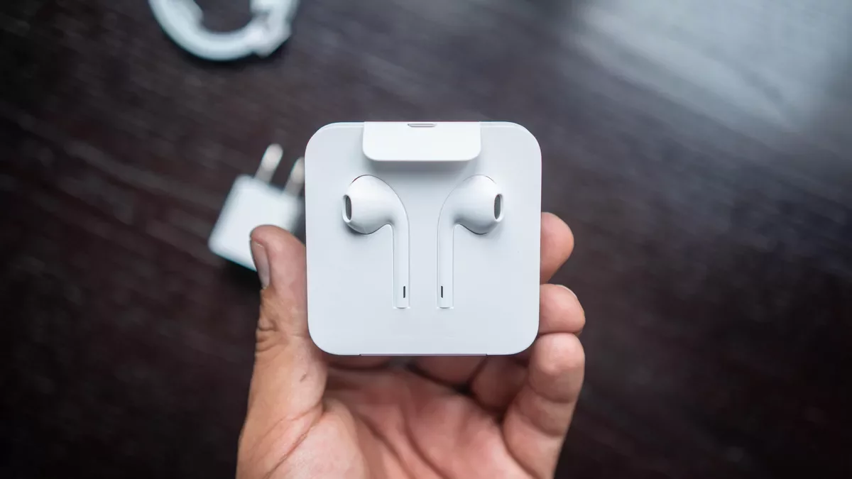 Исходный код iOS 14.2 подтверждает, что iPhone 12 будет без наушников EarPods (apple iphone earpods headphones music 5)