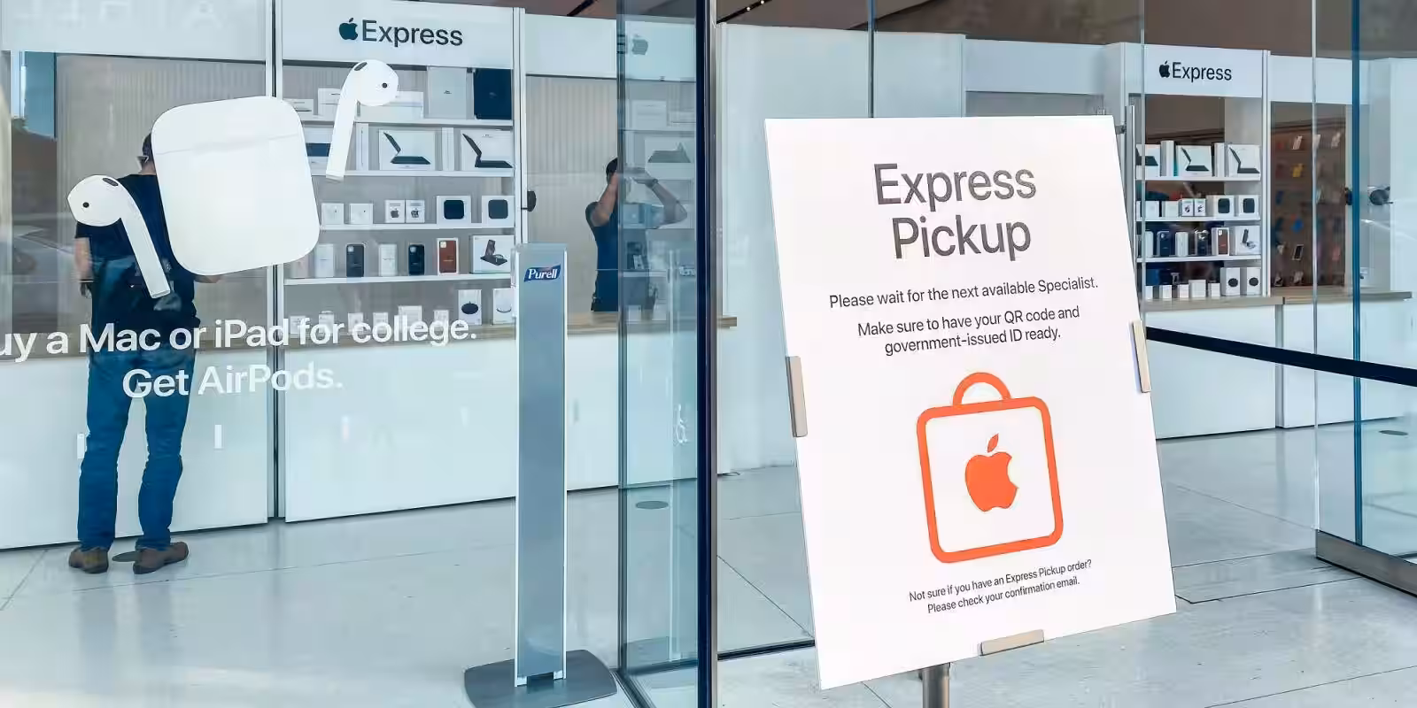 Витрина с аксессуарами Apple и указатель Express