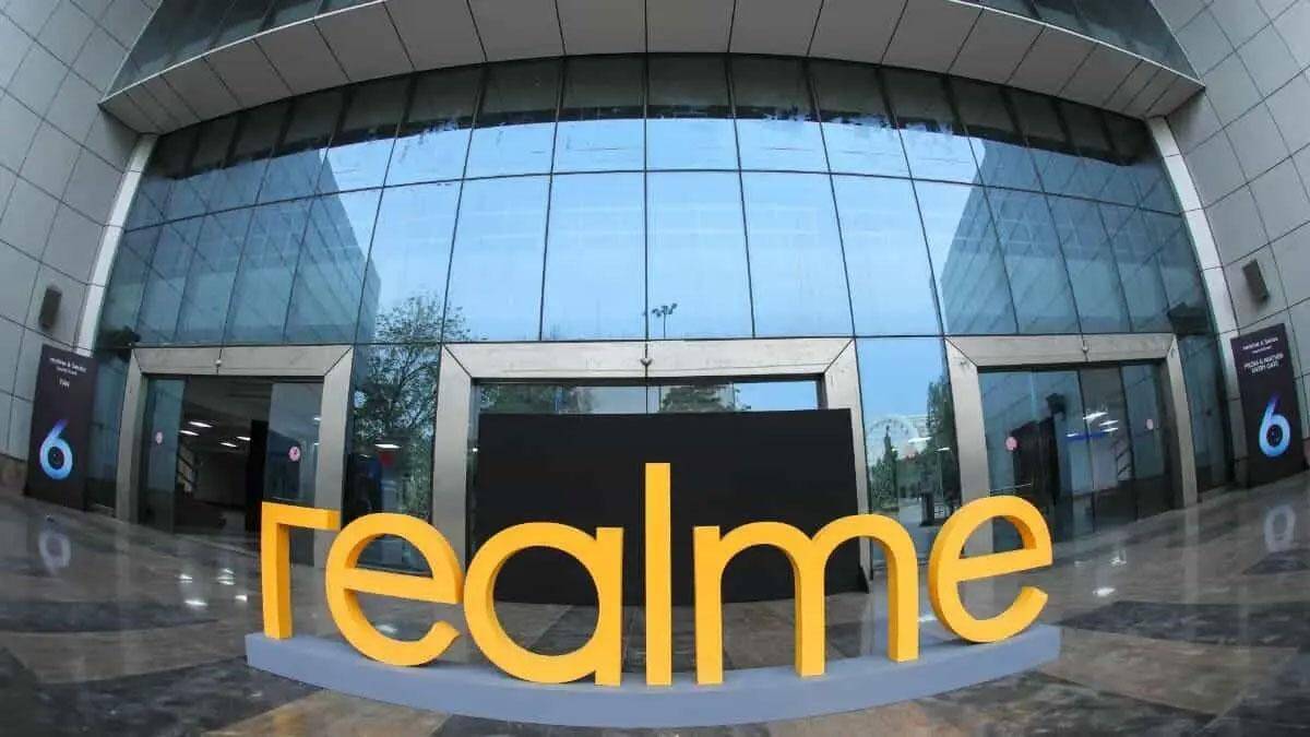 Витрина с логотипом Realme на входе в здание