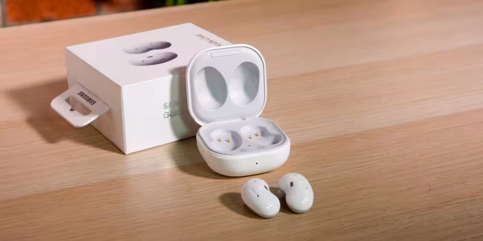 Открытые беспроводные наушники Samsung Galaxy Buds Live в кейсе