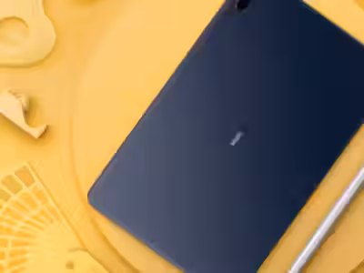 Планшет Huawei с синим корпусом и стилусом