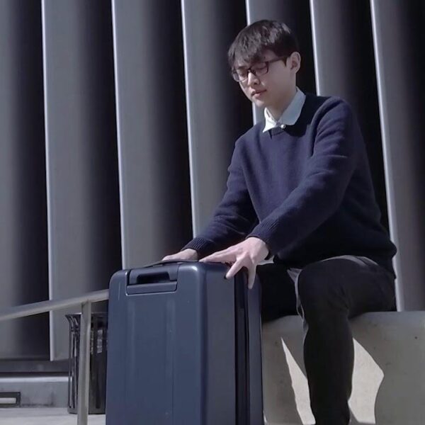 Huawei представила умный чемодан за 292 доллара (maxresdefault large 1)