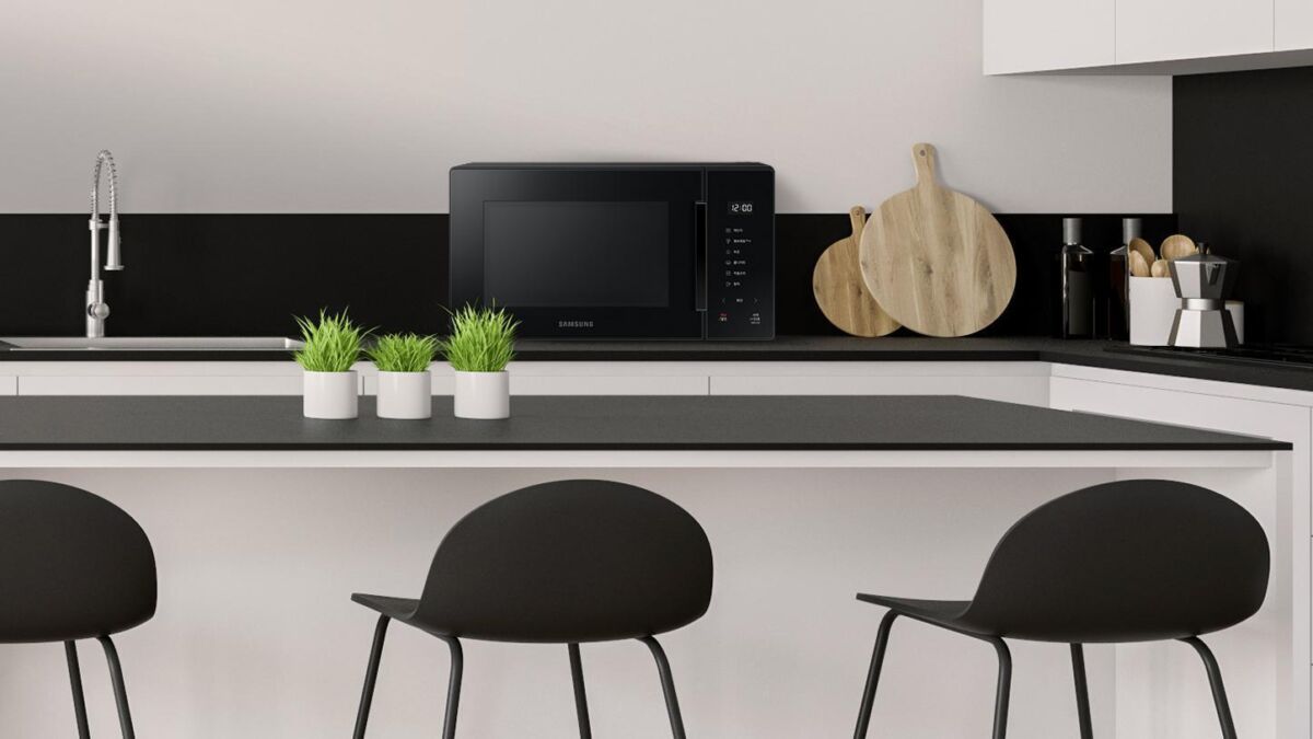 Черная микроволновая печь Samsung MW5000T на кухонной стойке