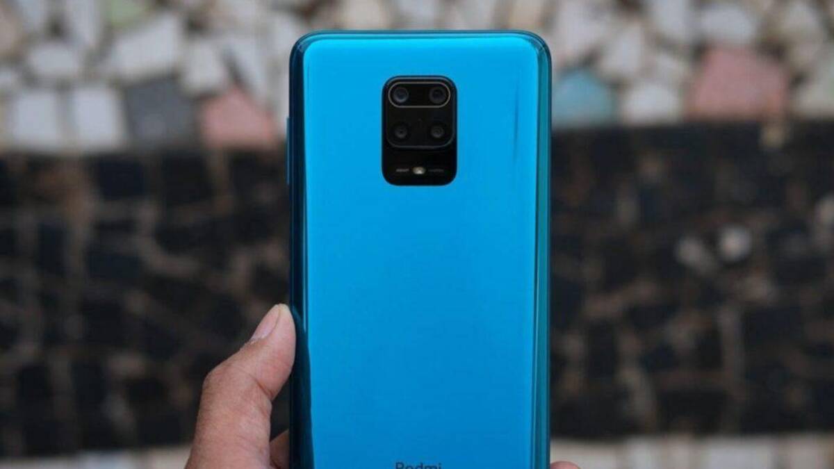 Задняя панель смартфона Redmi Note 9 с тремя камерами