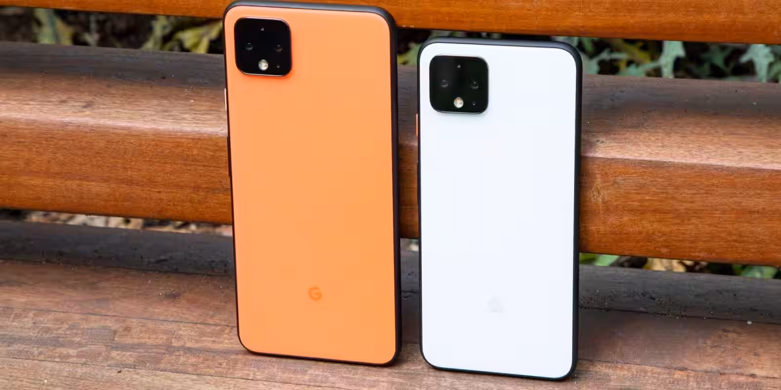 Две смартфона Google Pixel 5 на деревянной скамейке