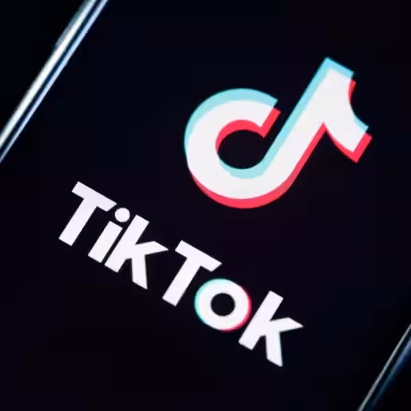 Экран смартфона с логотипом TikTok на черном фоне