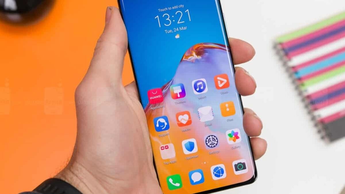 Смартфон Huawei с ярким экраном и интерфейсом приложений