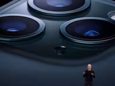 Вид сбоку новой Apple Watch и iPad Air крупные камеры