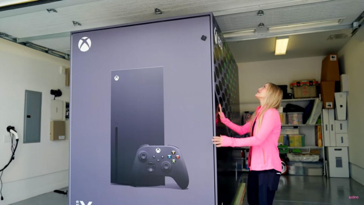Женщина в розовом жакете открывает холодильник Xbox Series X