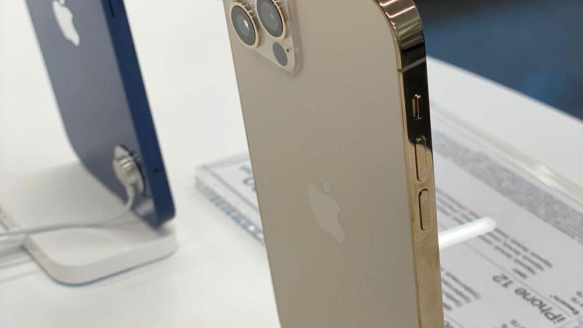 Золотой iPhone 12 Pro на дисплее демонстрации