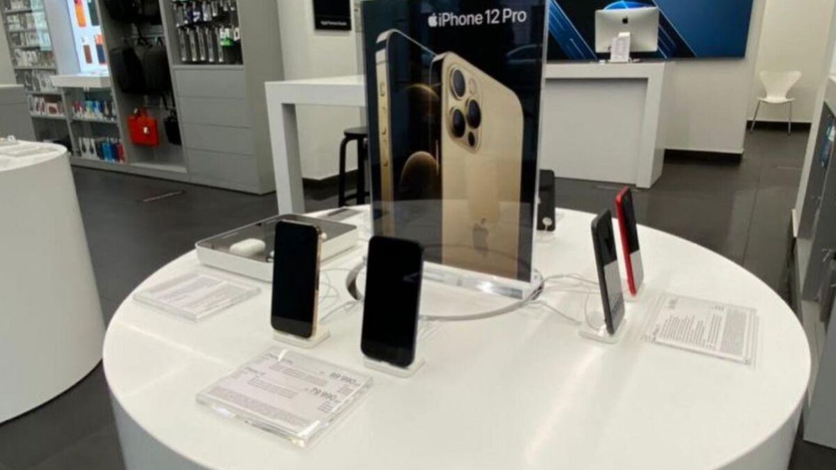 Дисплей iPhone 12 Pro на торговом стенде в магазине
