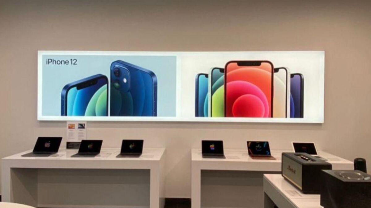 Витрина с iPhone 12 и iPhone 12 Pro в магазине