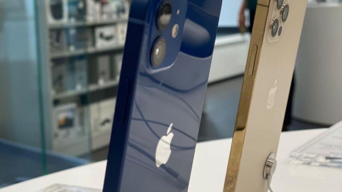 Два новых iPhone 12 и iPhone 12 Pro на выставке отображены на прилавке сбоку