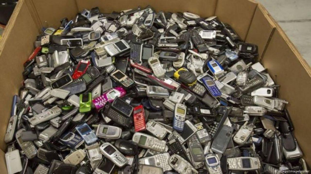 Куда сдать нерабочий телефон за деньги. Утилизация старых телефонов. Свалка сотовых телефонов. Утилизация кнопочных телефонов. Много телефонов.