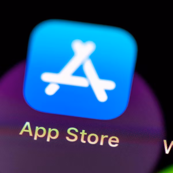 Иконка App Store на экране iPhone вблизи