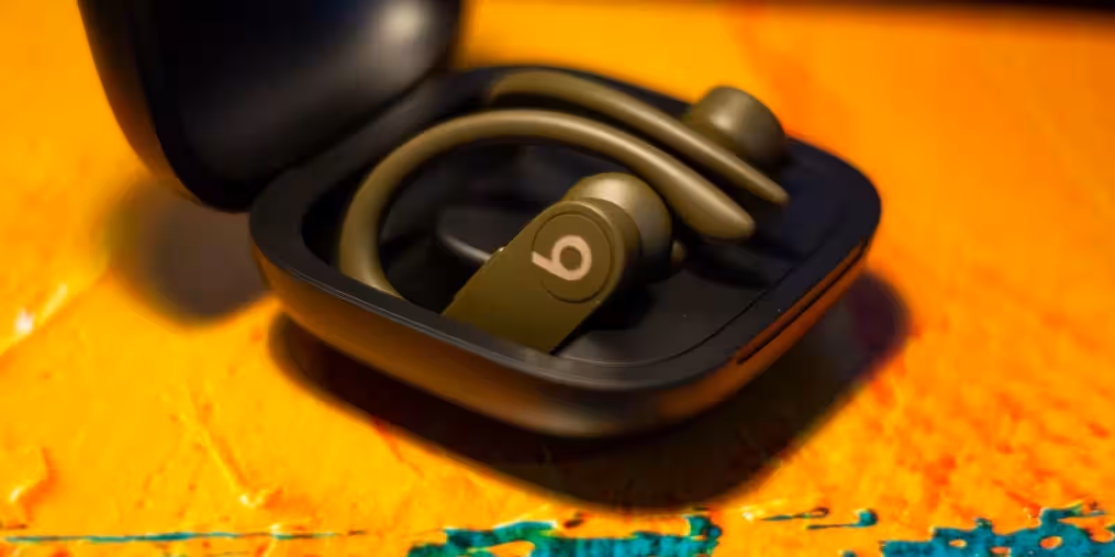 Беспроводные наушники Beats PowerBeats Pro внутри зарядного футляра