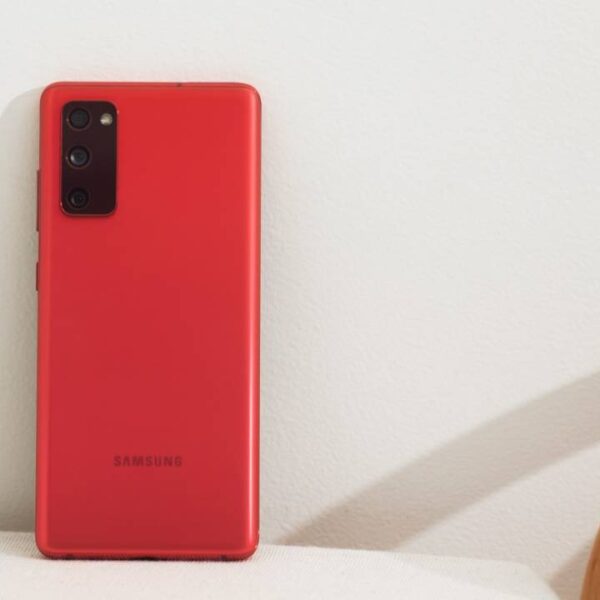 Samsung Galaxy S20 FE можно купить со скидкой 50% (Galaxy S20 FE Cloud Red 1 1280x720 1)