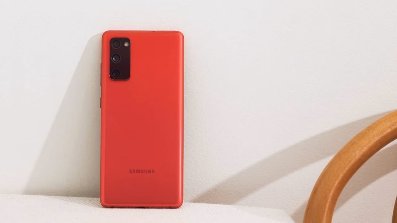 Пользователи Samsung Galaxy S20 FE жалуются на проблемы с дисплеем 3 Galaxy S20 FE Cloud Red 1 1280x720 1