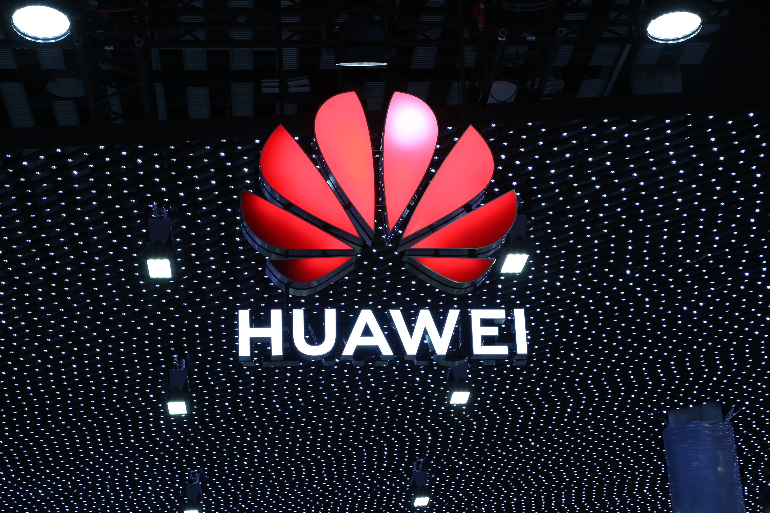 США разрешает компаниям поставлять чипы для Huawei, но только не 5G (Huawei Logo MWC 2019)