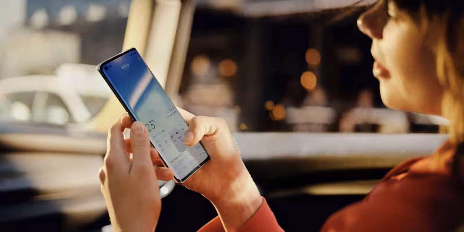 Oppo выпустил Reno4 Lite и Reno4 Pro 5G — первый 5G-смартфон OPPO в России 7 M 05 Reno4 Pro 人物场景图Lifesyle scenario image 阳光屏Sun screen RGB Globle Final20200520 1 scaled 1