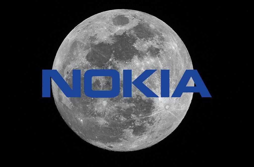 Луна на фоне ночного неба с логотипом Nokia