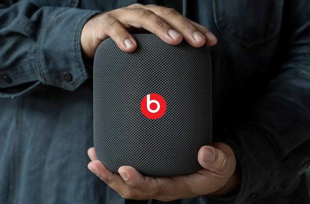 Умная колонка Beats с тканевым корпусом в руке человека
