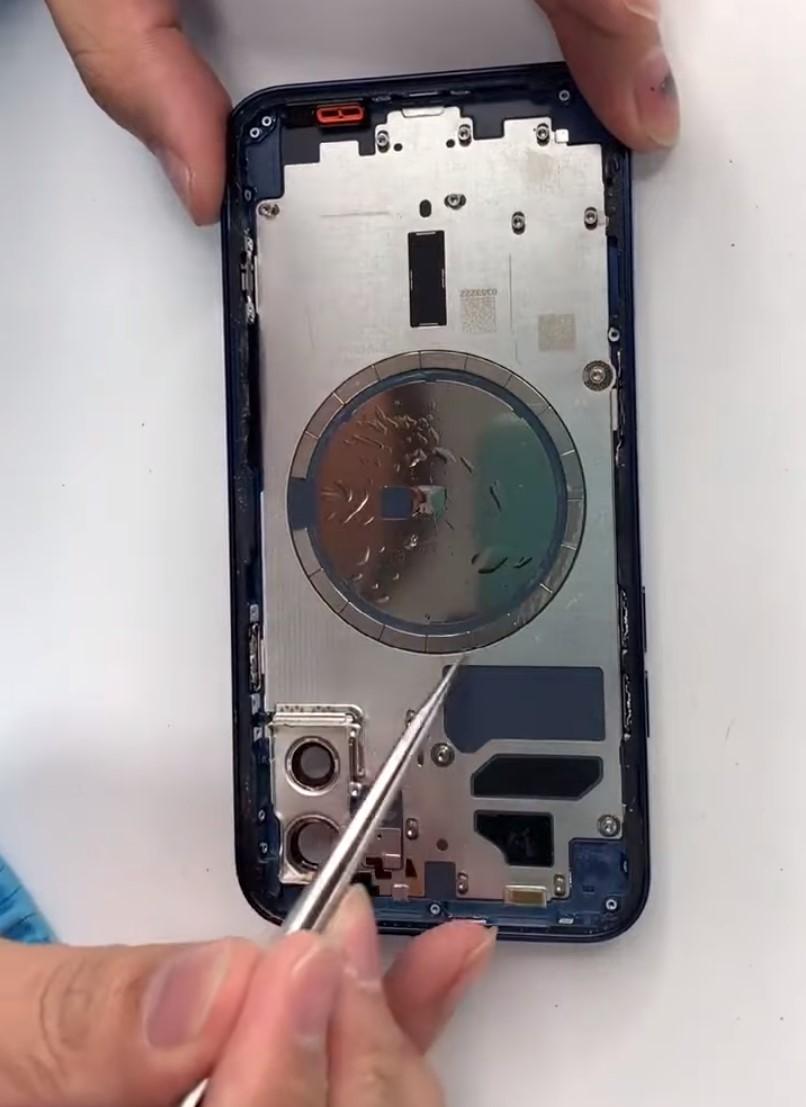 Разборка 12. Iphone 12 Teardown. Iphone 12 изнутри. MAGSAFE внутри iphone 12. Iphone 12 в разборе.