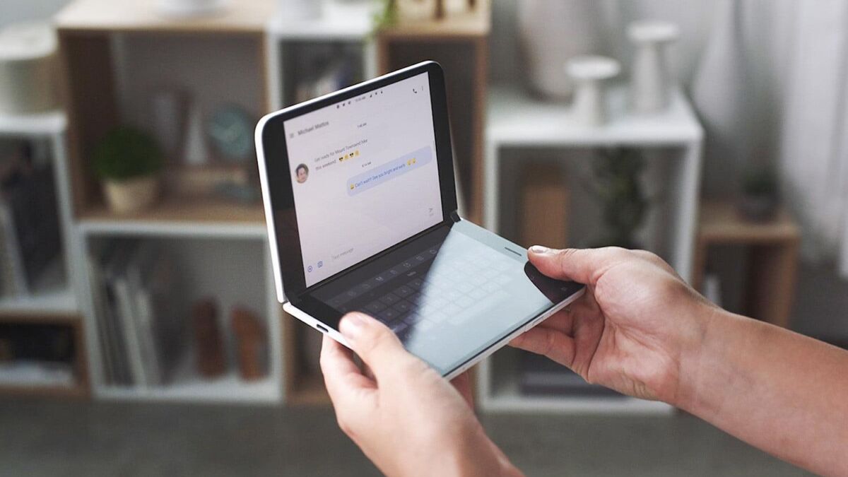 Человека держит складной смартфон POCO X3 NFC в руках