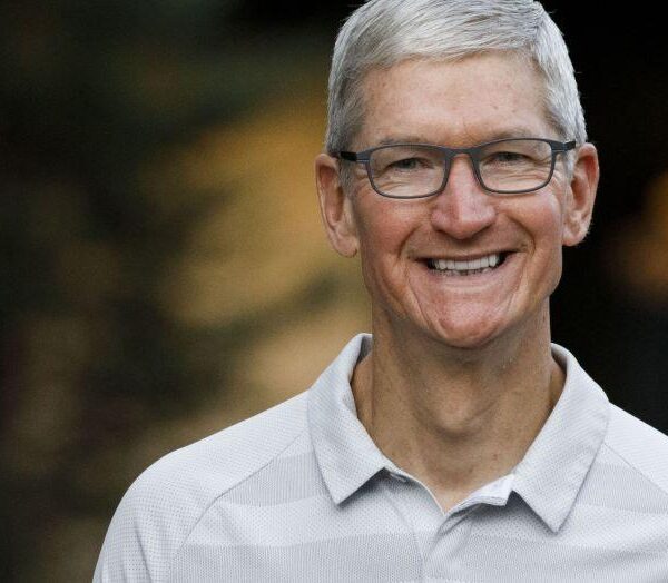 Генеральный директор Apple Тим Кук может покинуть компанию в ближайшие 10 лет (tim cook getty images)