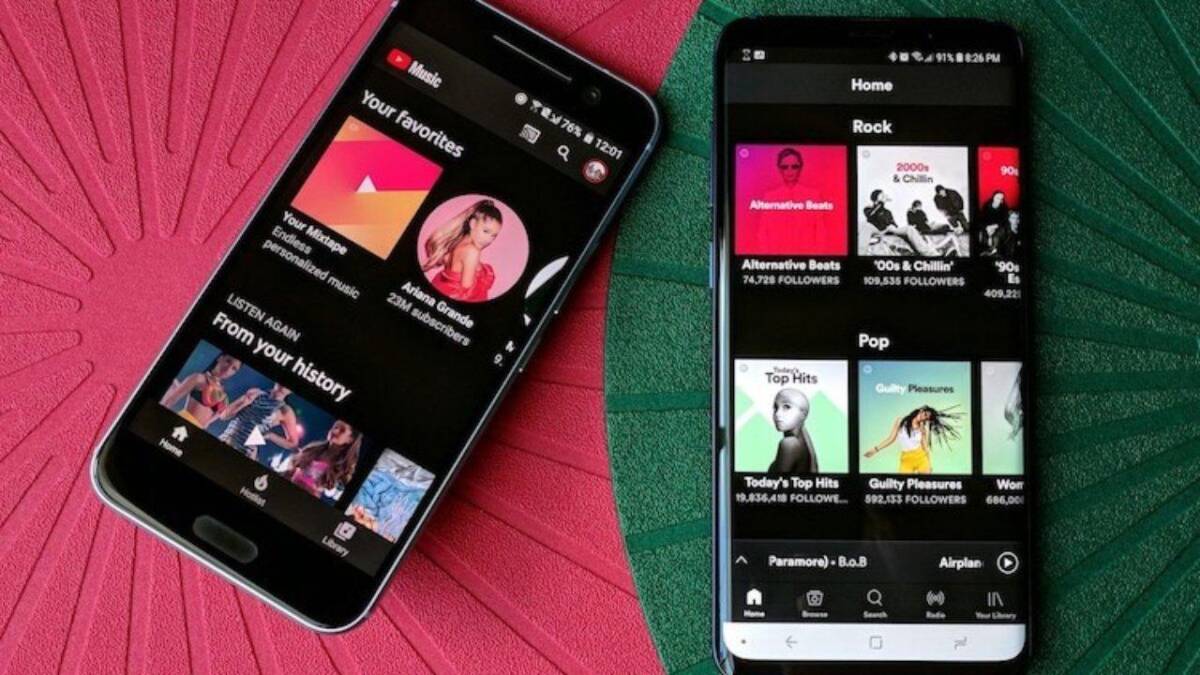 YouTube Music улучшает интеграцию с Google Assistant 3 Два смартфона с приложениями YouTube Music и Google Play Музыка показаны на разноцветных поверхностях