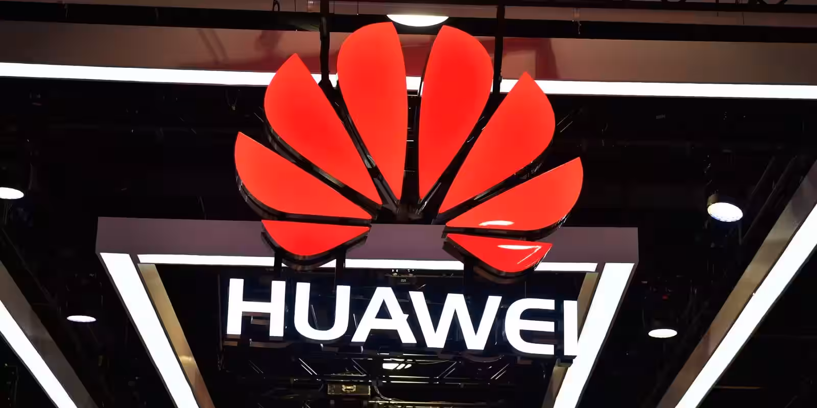 Логотип Huawei на выставочном стенде флагмана P50 Pro