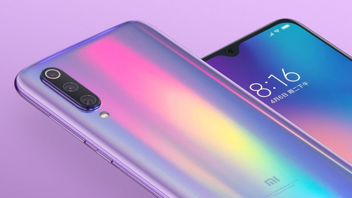 Задняя часть смартфона Xiaomi Mi11 с тремя камерами
