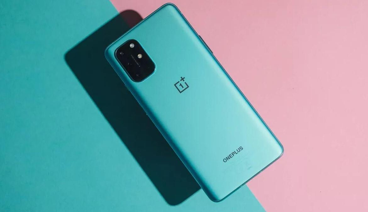 Внутренний компонент складного смартфона OPPO Find N6 с металлическими деталями