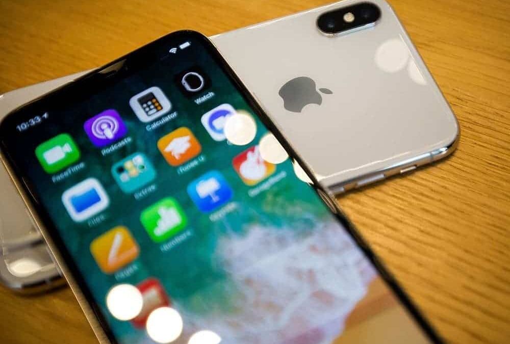 Экран iPhone с приложениями и задняя часть Apple Watch