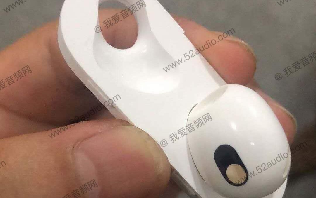 Части корпуса наушников Apple AirPods 3 в руке