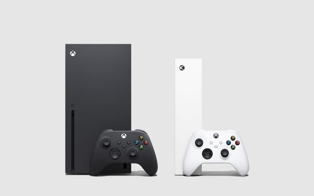 Игровые консоли Xbox Series X и Series S с геймпадами на светлом фоне
