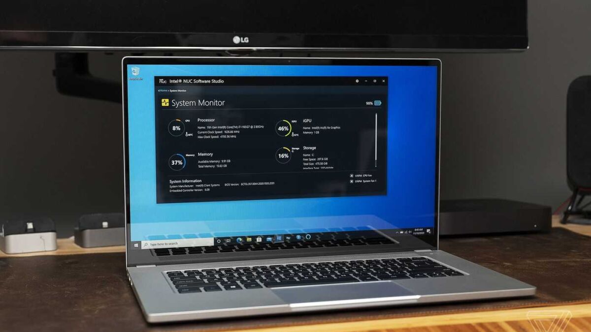 ноутбук на деревянном столе с экраном Windows