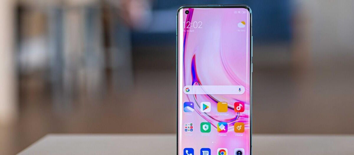 Смартфон Xiaomi Mi 11 Pro с ярким экраном и интерфейсом