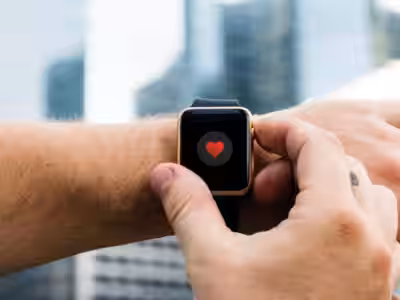 Человек проверяет пульс на смарт-часах Apple Watch