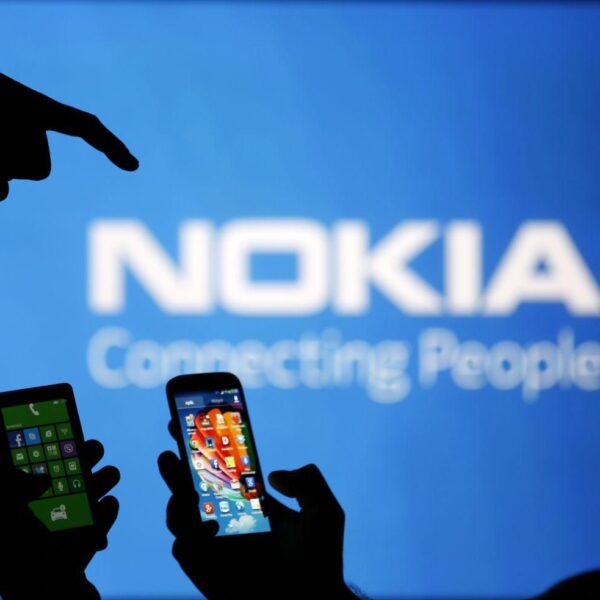 Завтра Nokia представит новые устройства (reuters us nokia phablet)