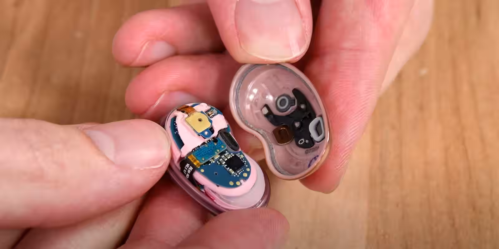 Внутренние компоненты беспроводных наушников Galaxy Buds Samsung