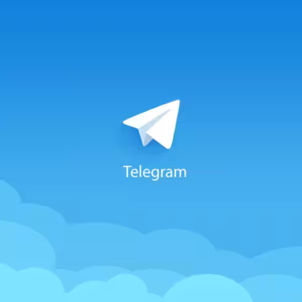 Экран запуска Telegram с логотипом и фоном облаков