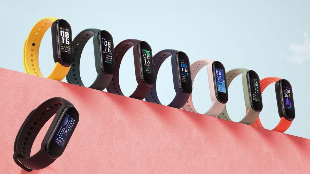 Различные модели умных браслетов Mi Band 5 с дисплеями